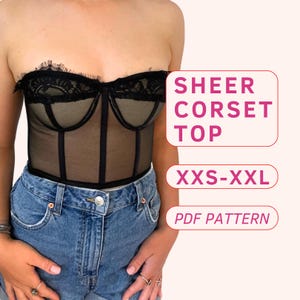 Könnte beinhalten: Ein schwarzes, durchsichtiges Korsett-Oberteil mit Spitzenbesatz. Das Oberteil ist trägerlos und hat ein geschnürtes Mieder. Der Text "SHEER CORSET TOP" und "XXS-XXL" ist auf dem Bild zu sehen.  "PDF PATTERN" ist ebenfalls auf dem Bild zu sehen.