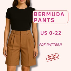 Puede incluir: Una persona viste una camiseta negra y unos pantalones cortos tipo bermudas marrones. Los pantalones cortos tienen pliegues y un diseño a medida. El texto en la imagen dice "BERMUDA PANTS", "US 0-22", "PDF PATTERN" y "INSTANT DOWNLOAD".
