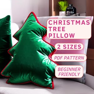Peut inclure: Un coussin en velours vert en forme d'arbre de Noël avec une bordure rouge. Le coussin est sur un canapé blanc. Le texte sur l'image est "Christmas Tree Pillow", "2 Sizes", "PDF Pattern", et "Beginner Friendly".