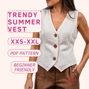 Può includere: Gilet bianco senza maniche in lino con bottoni marroni. Il gilet ha un collo a V ed è corto. Il testo "TRENDY SUMMER VEST", "XXS-XXL", "PDF PATTERN" e "BEGINNER FRIENDLY" è visualizzato in rosa su sfondo bianco. Il testo "INSTANT DOWNLOAD" è visualizzato in rosso su sfondo bianco.