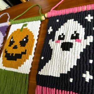Puede incluir: Adornos de pared de macram&eacute; hechos a mano con temas de Halloween. Los dise&ntilde;os incluyen una calabaza, un fantasma y un &aacute;rbol espeluznante. Cada pieza tiene una clavija de madera para colgar y flecos coloridos.