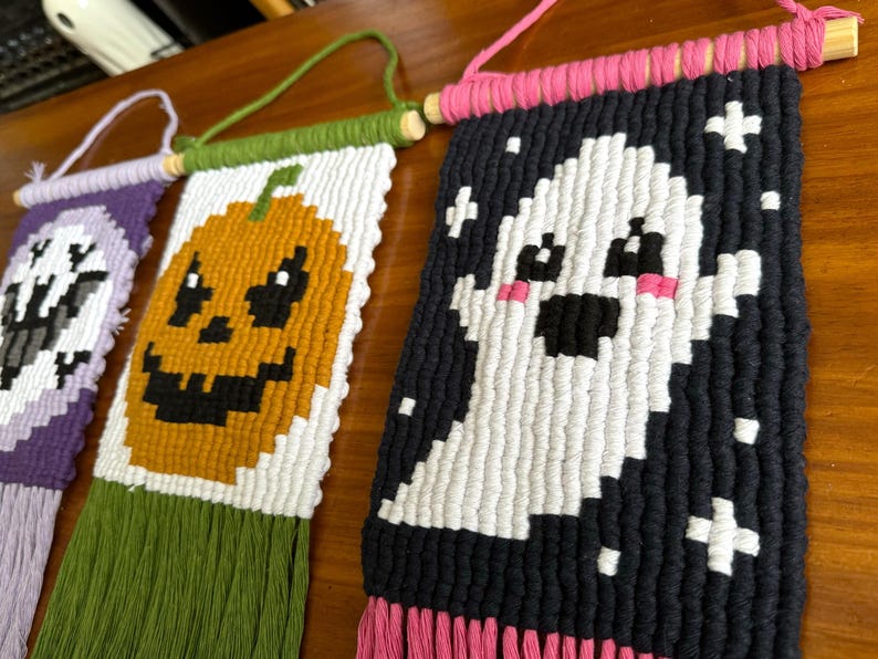Puede incluir: Adornos de pared de macram&eacute; hechos a mano con temas de Halloween. Los dise&ntilde;os incluyen una calabaza, un fantasma y un &aacute;rbol espeluznante. Cada pieza tiene una clavija de madera para colgar y flecos coloridos.