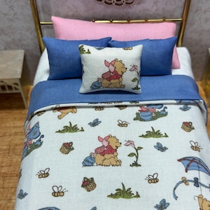 Juego de ropa de cama en miniatura para casa de muñecas a escala 1:12 de Piglet y Pooh.
