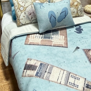 Juego de ropa de cama en miniatura para casa de muñecas a escala 1:12, estilo casa de playa.