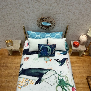 Juego de ropa de cama en miniatura para casa de muñecas a escala 1:12, estilo casa de playa.