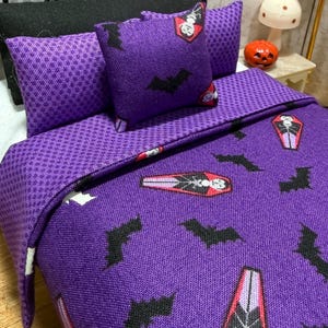 Juego de ropa de cama en miniatura para casa de muñecas a escala 1:12 con forma de ataúd de vampiro para Halloween.