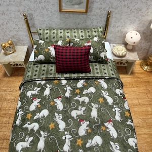 Juego de ropa de cama en miniatura para casa de muñecas a escala 1:12 con forma de ratón navideño