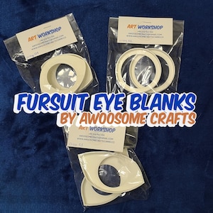Op de afbeelding: Drie sets off-white fursuit oogblanks in transparante verpakking. De afbeelding toont verschillende oogblank-ontwerpen. De tekst "FURSUIT EYE BLANKS BY AWOOSOME CRAFTS" staat over de afbeelding, samen met contactgegevens.