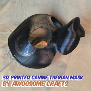 Könnte beinhalten: Eine schwarze, 3D-gedruckte Canine-Therian-Maske mit einem Halbmond-Design. Die Maske wird von AwooSome Crafts hergestellt.