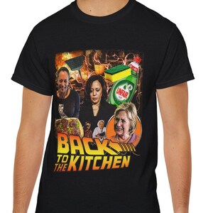 以下が含まれることがあります： 黒いTシャツに、ほうきを持った女性、掃除用品を持った女性、ピザを持った女性など、画像のコラージュのグラフィックプリントが施されています。Tシャツには「Back to the Kitchen」という文字がプリントされています。