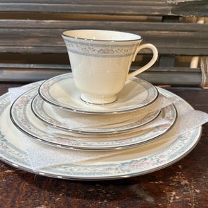 Couvert de table cinq pièces en porcelaine Lenox, motif Charleston