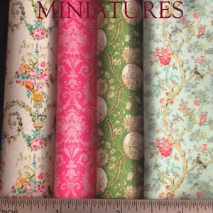 Puede incluir: Un juego de tres tazas de cerámica con un acabado moteado y mate. Las tazas son en tonos crema, gris claro y gris oscuro. Cada taza tiene un diseño simple y minimalista, ideal para café o té.