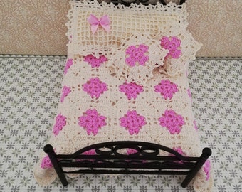 dollhouse,Miniature crochet quilt, 1:12 scale, dollhouse.