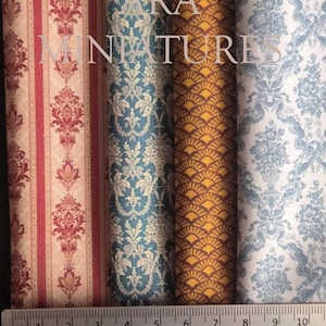 Op de afbeelding: Gerolde stofstalen met verschillende patronen, waaronder damast- en geometrische ontwerpen. Kleuren zijn rood, blauw en goud. De tekst "RA MINIATURES" is zichtbaar. Een liniaal toont de afmetingen in centimeters.