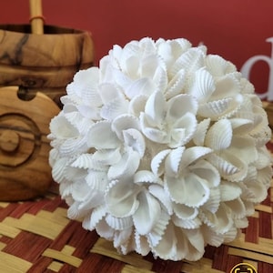 Bola decorativa hecha de conchas marinas