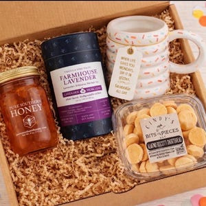 Caja de regalo de té de lavanda, miel, taza con chispas y biscotti de almendras