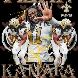Peut inclure: Une illustration numérique d'Alvin Kamara, joueur de football américain pour les Saints de la Nouvelle-Orléans. L'image présente un design or et argent avec les mots "Alvin Kamara" et "Saints" en caractères gras. L'image comprend également des éclairs et des cœurs.