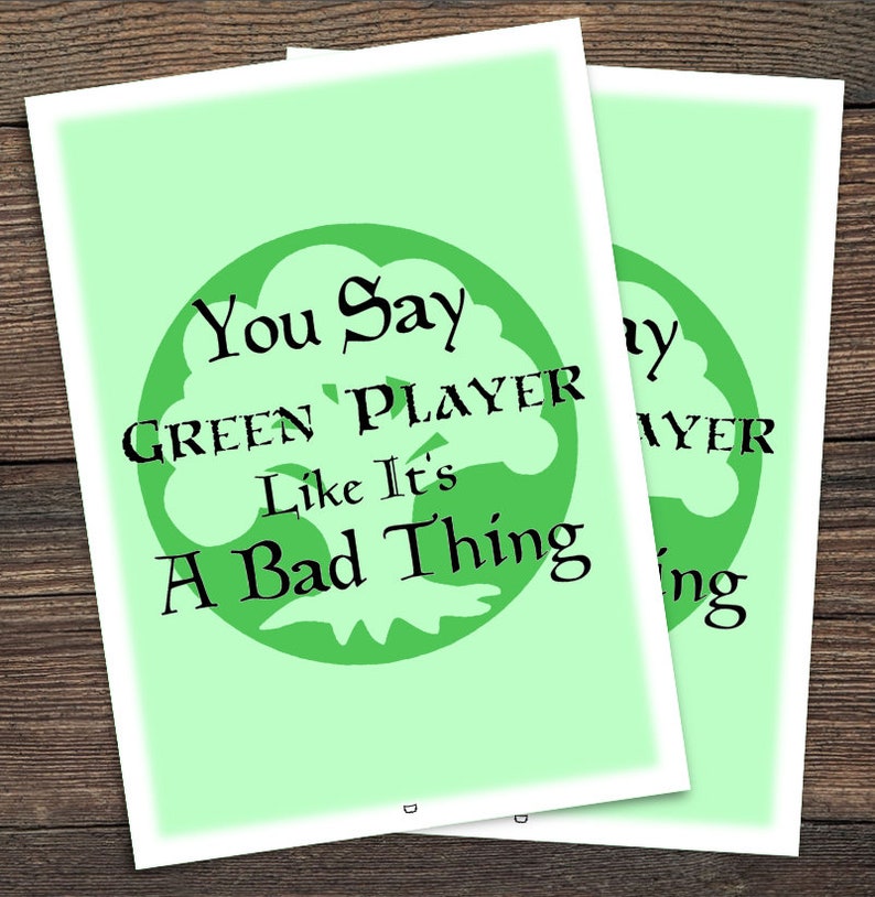 Op de afbeelding: Groene cirkel met een boomontwerp en de tekst "You Say Green Player Like It's A Bad Thing".