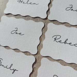Tarjetas de lugar con nombre blanco, etiquetas de nombre, tarjetas de lugar onduladas, decoración de mesa de boda, papelería para cena, boda moderna
