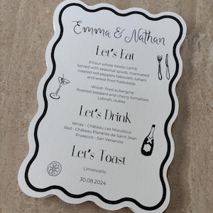 Puede incluir: Una tarjeta de menú de boda blanca con un borde negro ondulado. La tarjeta presenta los nombres "Emma & Nathan" y las frases "Let's Eat", "Let's Drink" y "Let's Toast". El menú incluye opciones de comida y bebida, y la fecha 30.08.2024.