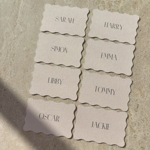 Tarjetas de lugar con nombre neutro, etiquetas de nombre, tarjetas de lugar onduladas, decoración de mesa colorida, papelería para cena, boda moderna