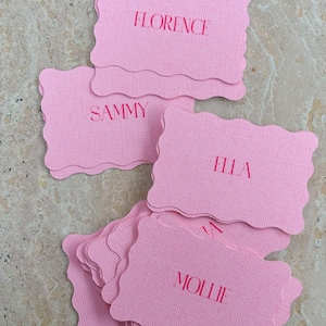Segnaposto rosa con nome, targhette con nome, segnaposto ondulati, decorazioni da tavola colorate, cancelleria per cene, matrimonio moderno