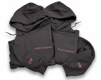 Felpa con cappuccio personalizzata ricamata per coppia: data con numeri romani, iniziali e cuore