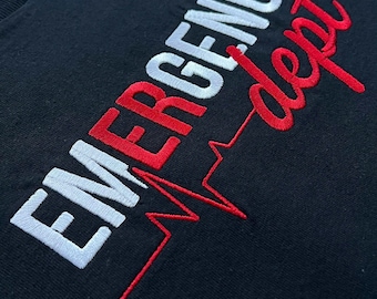 Felpa ricamata del pronto soccorso: girocollo colorato da infermiera