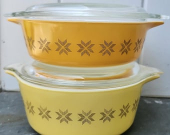 Vintage Pyrex Town & Country Casserole Dish Set of 2 with Lids, 1960s Penn Dutch Hex Star Yellow Brown Orange, 471 472 Retro Nesting Dishes