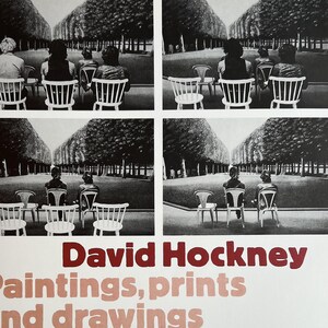 Peut inclure: Affiche pour une exposition David Hockney à la Whitechapel Art Gallery, avec des images en noir et blanc de personnes assises sur des chaises. Le texte annonce "Peintures, estampes et dessins 1960-1970" et les dates de l'exposition.