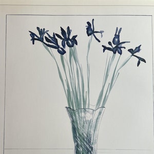 Vintage Hockney Print Lila Iris Blumen in Vase, Stillleben mit Buch, Andre Emmerich Gallery NYC Ausstellungsposter, Galeriewandkunst, 10x14