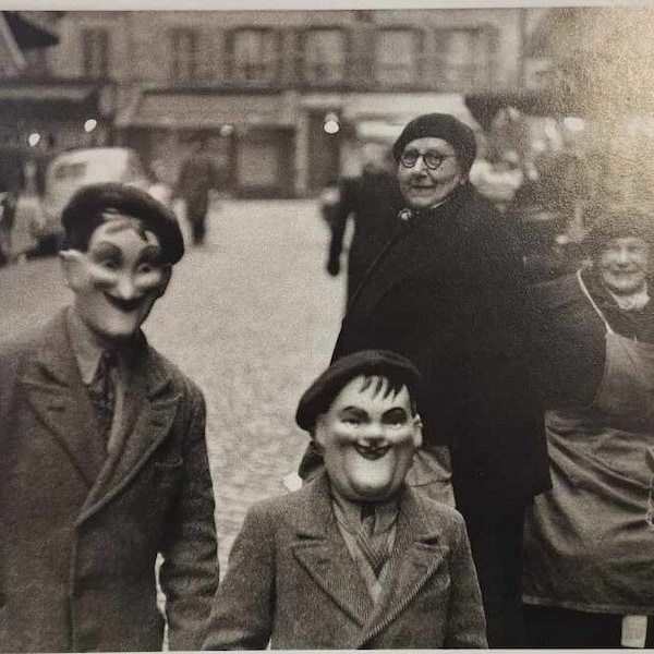 Impression d'art vintage des années 1940 en noir et blanc, 2 garçons avec des masques faciaux, photographie de rue à Paris, portraits en noir et blanc, idées murales de galerie, 9 x 12 po