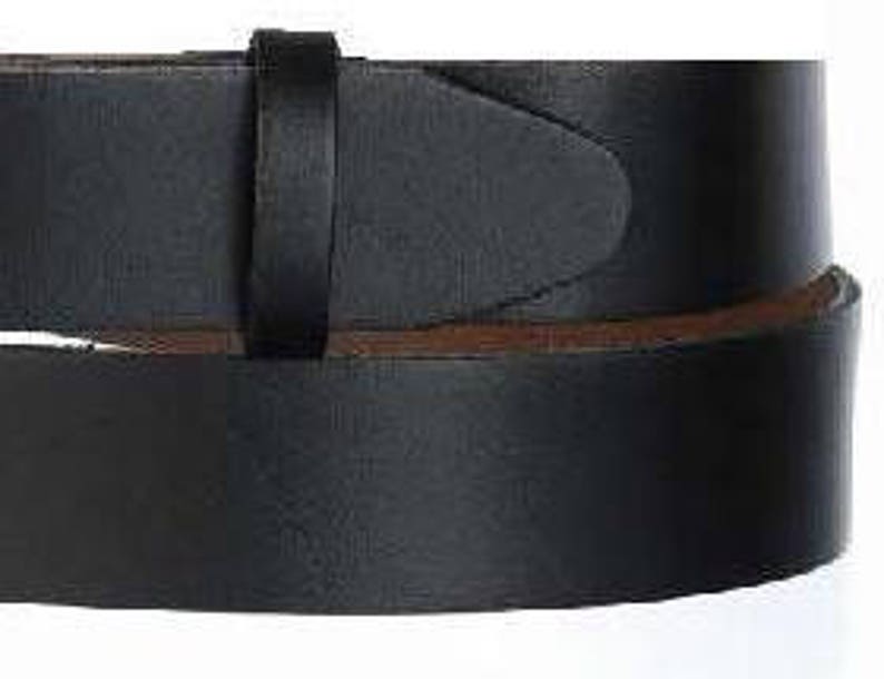 Puede incluir: Un cintur&oacute;n de cuero negro con una hebilla lisa. El cintur&oacute;n tiene 3,8 cm de ancho.