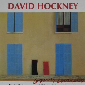 Può includere: Un dipinto di David Hockney intitolato "Due finestre in una casa francese" che rappresenta un edificio giallo con tre finestre e due porte. Le finestre e le porte sono tutte blu e hanno persiane bianche. Le porte sono chiuse e le finestre sono aperte. Il dipinto è firmato dall'artista in basso a destra.