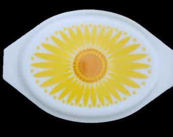 1960s Pyrex Daisy Sunflower Divided Oval Casserole Dish w Lid, 1 1/2 Qt 043, Vintage Yellow Orange Flower Design, Baking Serving Storage