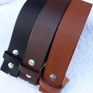 Puede incluir: Tres cinturones de cuero en negro, marr&oacute;n y marr&oacute;n claro. Los cinturones tienen todos el mismo ancho y un dise&ntilde;o simple y cl&aacute;sico.
