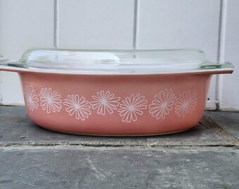 1950s Pyrex Large Pink Daisy Oval Casserole Baking Dish w Lid, 2.5 Qt 045 945C, Mrs Maisel Brisket, Mid Century Vintage Decorators Bakeware