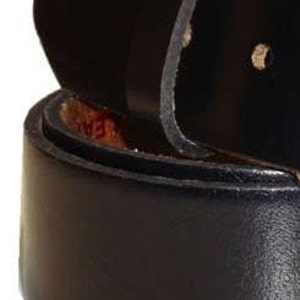 Puede incluir: Un cintur&oacute;n de cuero negro con hebilla. El cintur&oacute;n est&aacute; hecho de cuero grueso y duradero y tiene un dise&ntilde;o simple y cl&aacute;sico.