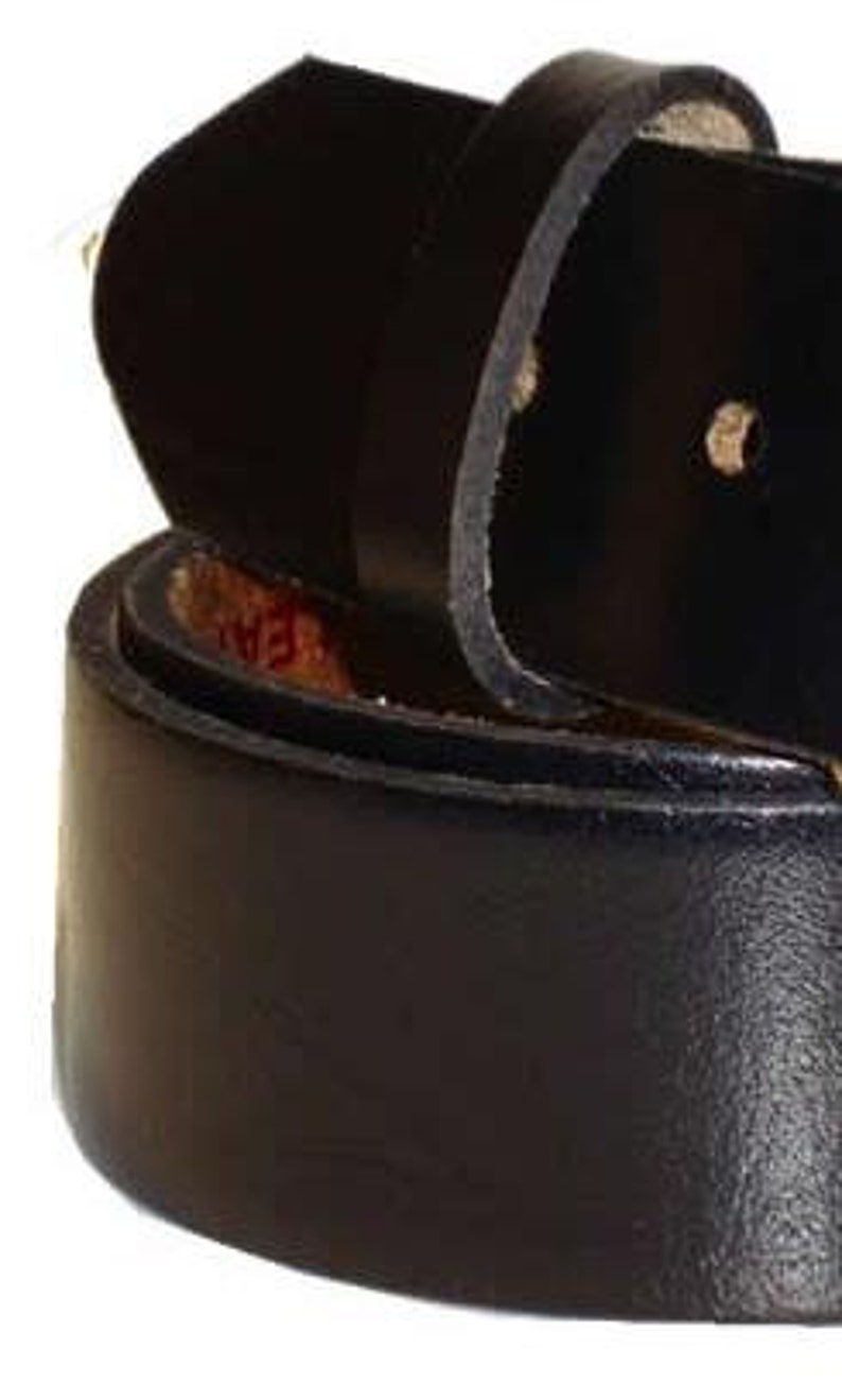 Puede incluir: Un cintur&oacute;n de cuero negro con hebilla. El cintur&oacute;n est&aacute; hecho de cuero grueso y duradero y tiene un dise&ntilde;o simple y cl&aacute;sico.