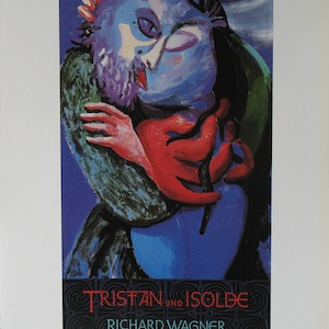Puede incluir: Un cartel para la ópera Tristán e Isolda de Richard Wagner. El cartel presenta una pintura de dos figuras abrazándose, una en azul y otra en rojo, sobre un fondo azul oscuro. El título de la ópera está escrito en letras blancas en la parte inferior del cartel.