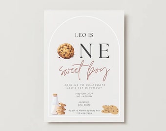 Può includere: Un invito bianco con un biscotto marrone e una bottiglia di latte. Il testo sulla carta recita "Leo is One sweet boy" e include i dettagli per una festa di compleanno.
