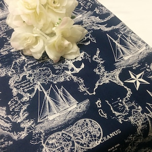 NAVY NAUTICAL MAPS Chemin de table ou serviette de table ou napperon, chemin bleu, voiliers, ancres, nautique, plage, mariage nuptiale, douche,