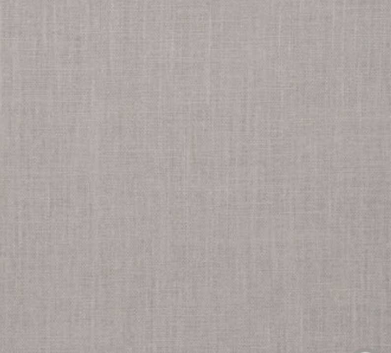 Puede incluir: Primer plano de una tela lisa de color gris claro con una textura tejida sutil.