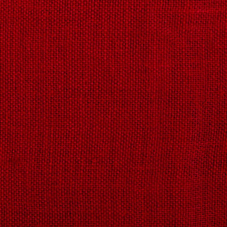 Puede incluir: Primer plano de una tela roja texturizada. La tela tiene un patr&oacute;n tejido y una textura rugosa, similar al yute.