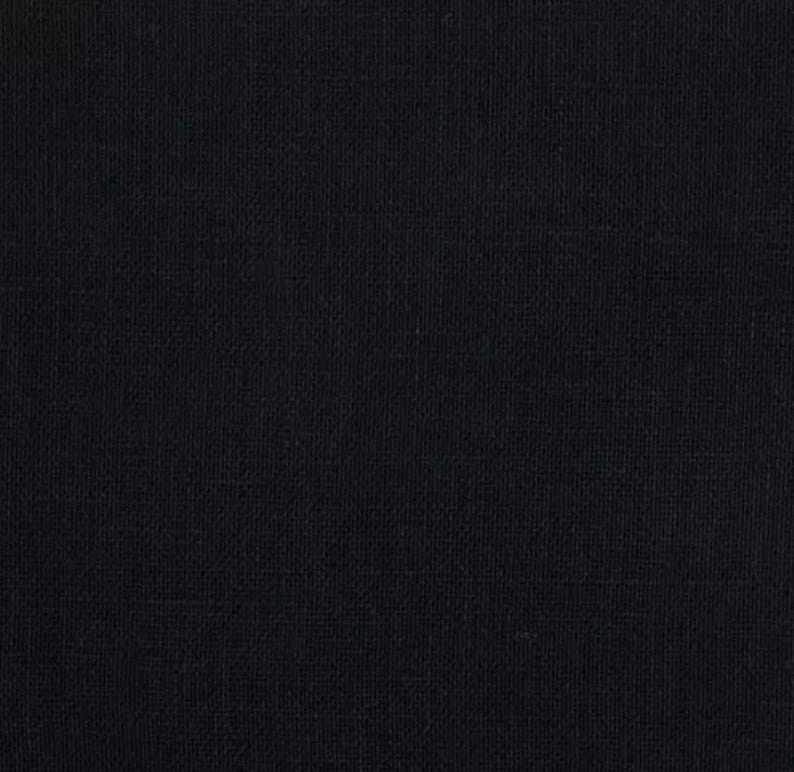 Puede incluir: Primer plano de una tela negra con una textura sutil tejida.