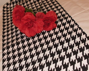 HOUNDSTOOTH TABLE RUNNER - Choose length, Black and white houndstooth, table runner,  Wedding, Bridal Home Decor Alabama