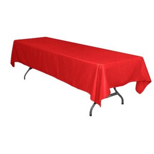 Peut inclure: Une nappe rectangulaire rouge drapé sur une table avec des pieds en métal.