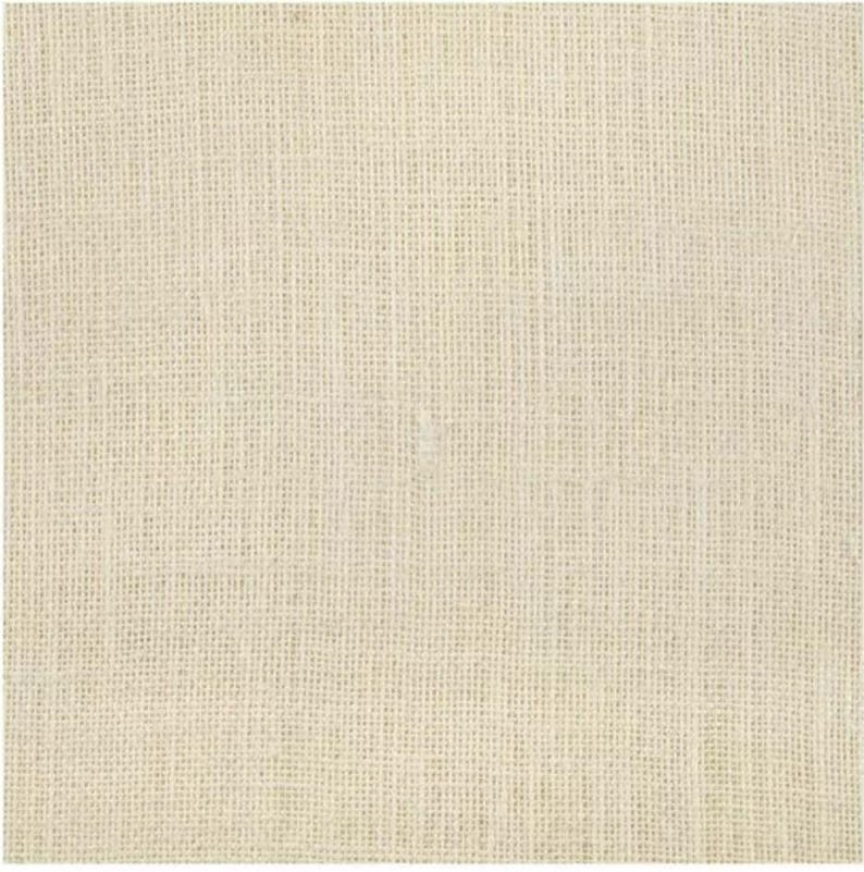 Puede incluir: Primer plano de una tela de arpillera beige natural con textura tejida.