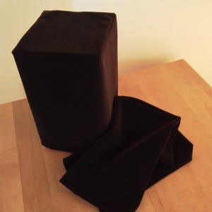 以下が含まれることがあります： 黒いベルベットの箱と、それに合わせた蓋、そしてその上にかけられた黒いベルベットの布地