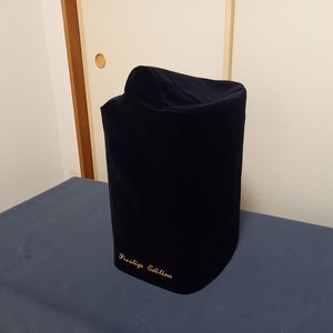 以下が含まれることがあります： 「Prestige Edition」と刺繍された、黒いベルベット製のスピーカーカバーです。